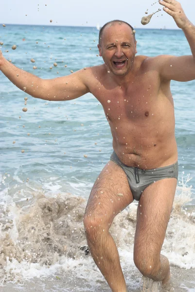 Portret van man met spashes in de zee — Stockfoto