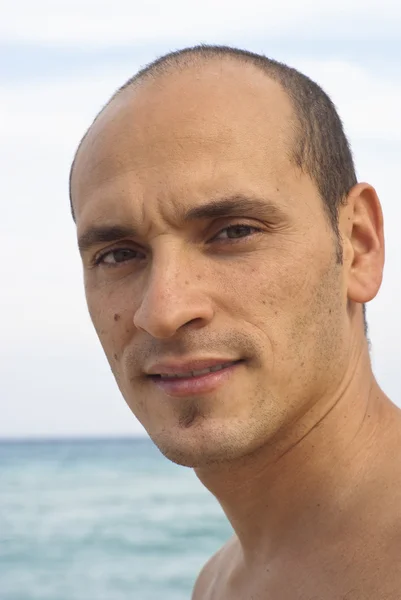 Porträtt av mannen på stranden — Stockfoto
