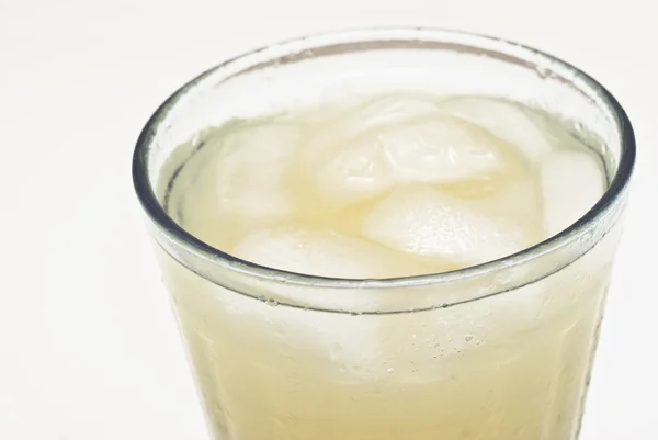 Close-up van een cocktail met ijs — Stockfoto
