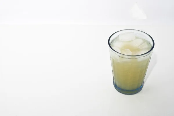 Cocktail med is — Stockfoto