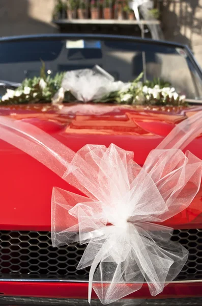 Rotes Hochzeitsauto — Stockfoto