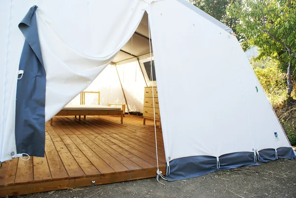 Grande barraca de acampamento aberto — Fotografia de Stock