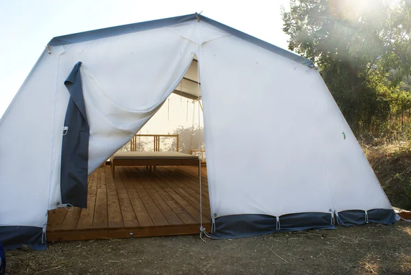 Açık geniş kamp çadırı — Stok fotoğraf