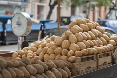 Satılık yeni ve eski patates yığını