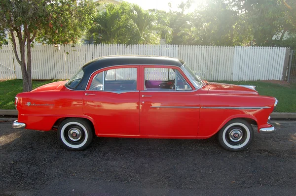 Czerwony samochód retro — Zdjęcie stockowe