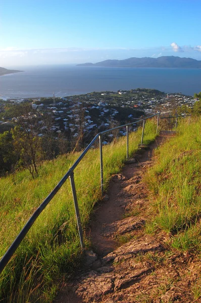 Видом на океан від замкової гори відстежувати Townsville — стокове фото