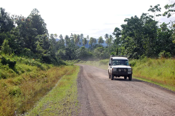 4 koła samochodu na żwir drogi Papua-Nowa Gwinea — Zdjęcie stockowe