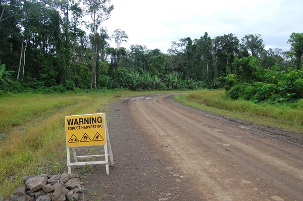 Znak drogowy na drodze transportu drogowego w Papui-Nowej Gwinei — Zdjęcie stockowe