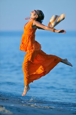 Yazın sahilde genç bir kadın.