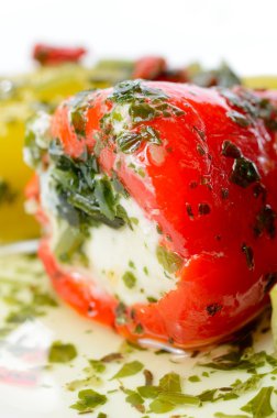 küçük tatlı peynir ile doldurulmuş biber