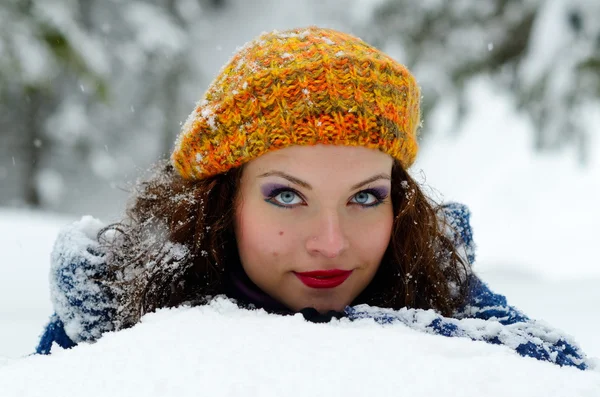 Giovani donne all'aperto in inverno godendo la neve — Foto Stock