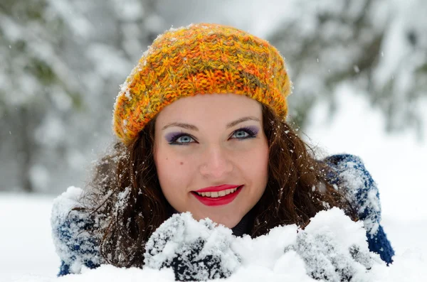 Unga kvinnor utomhus vintertid njuter av snön — Stockfoto