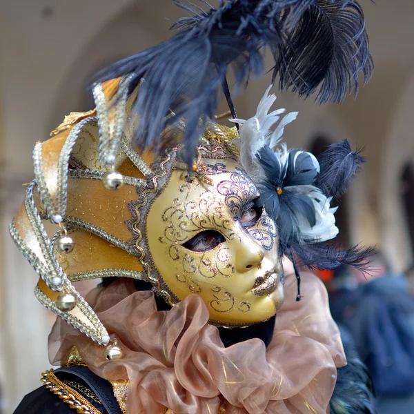 Kleurrijke artistieke maskers op het carnaval van Venetië — Stockfoto