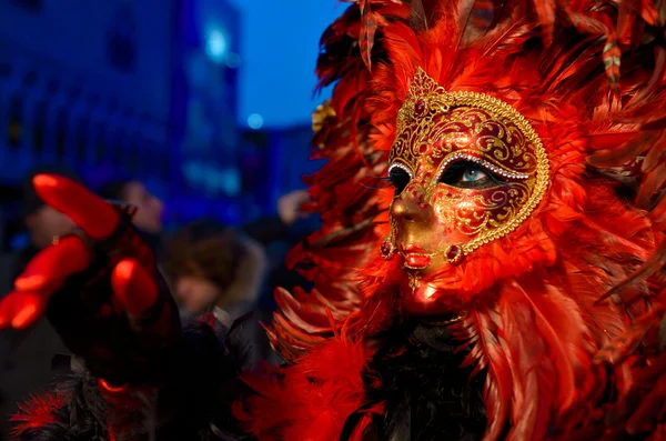 ヴェネツィアのカーニバルにカラフルな芸術的なマスク — ストック写真