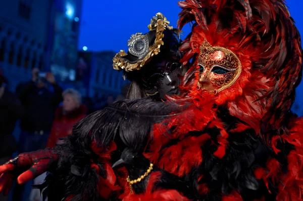 Bunte kunstvolle Masken auf dem venezianischen Karneval — Stockfoto