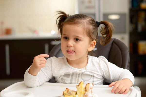 Sevimli küçük kız pasta yemeye — Stok fotoğraf