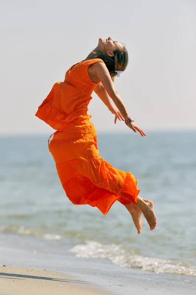 Jonge vrouw op het strand in de zomer — Stockfoto