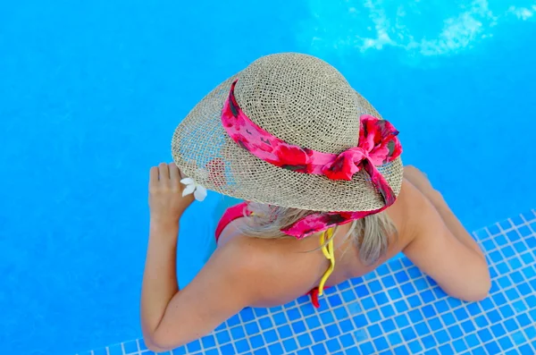 Young woman relaxing at the pool — Stock Photo, Image