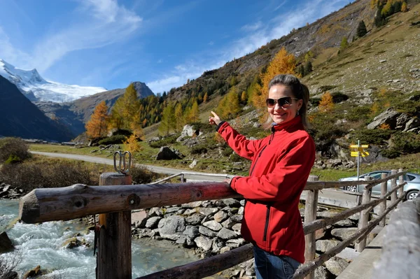 Mladá žena turista v alpínském pásmu — Stock fotografie