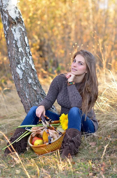 Tânără femeie care deține coș de legume în aer liber — Fotografie, imagine de stoc