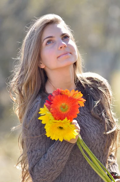 Virágok csinos, fiatal nő portréja — Stock Fotó