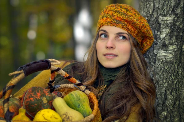 Mladá žena drží Zelenina koše venkovní — Stock fotografie