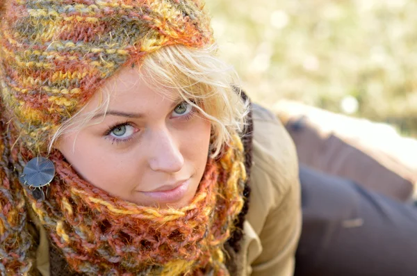 Mujer bonita retrato al aire libre — Foto de Stock