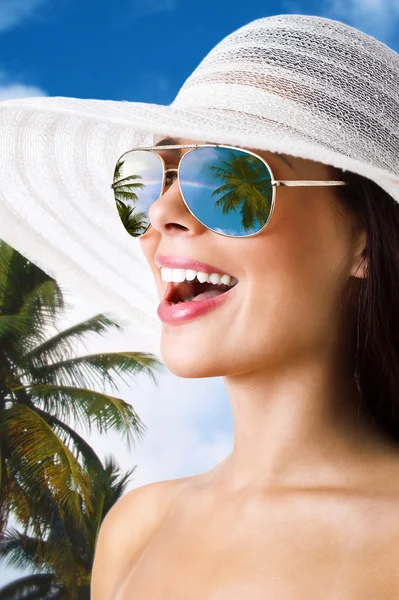 Bruna sexy con cappello bianco e occhiali da sole sorridenti Fotografia Stock