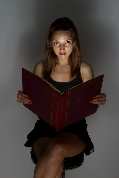 Beautiful girl reading a book. — Stock Photo, Image
