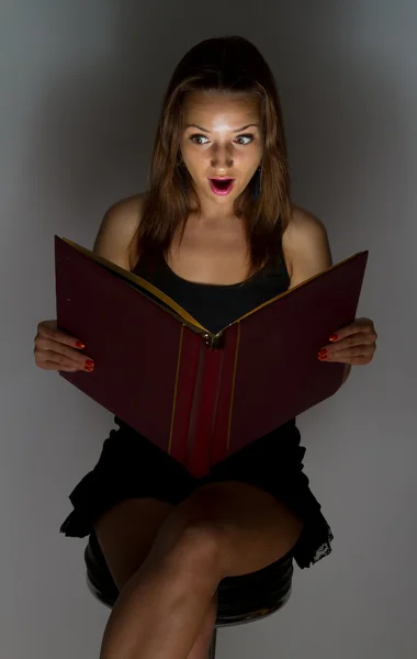 책을 읽고 아름 다운 소녀. — 스톡 사진