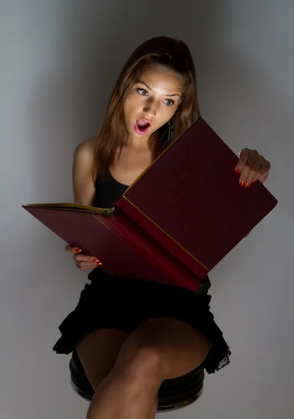 Mooi meisje het lezen van een boek. — Stockfoto