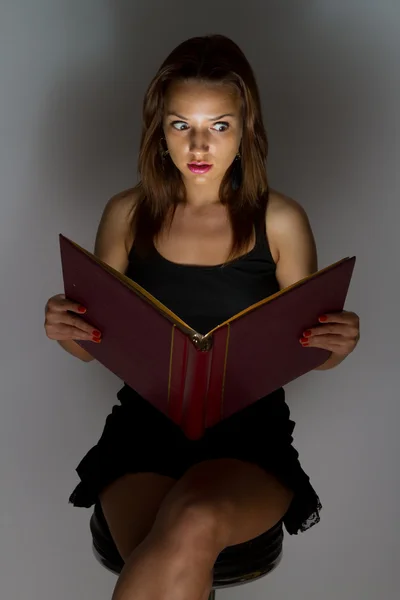 Hermosa chica leyendo un libro . —  Fotos de Stock