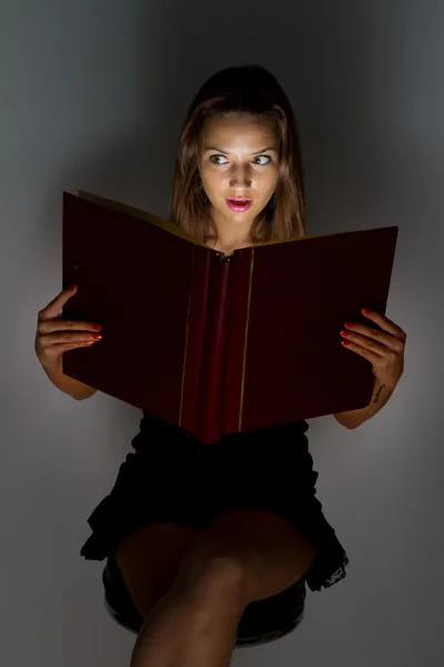 Schönes Mädchen liest ein Buch. — Stockfoto