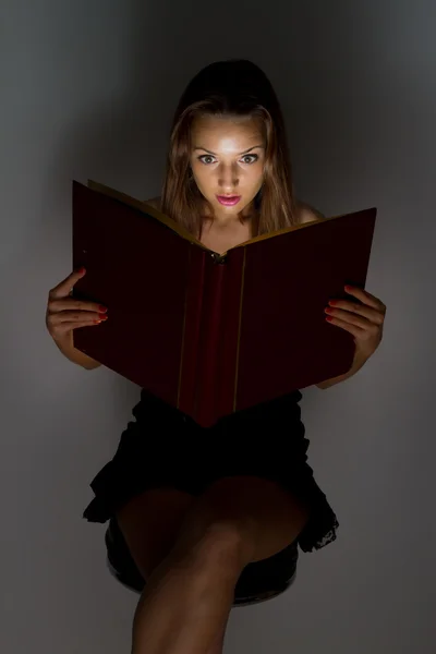美しい少女は本を読んで. — ストック写真