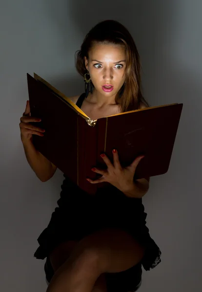 Schönes Mädchen liest ein Buch. — Stockfoto