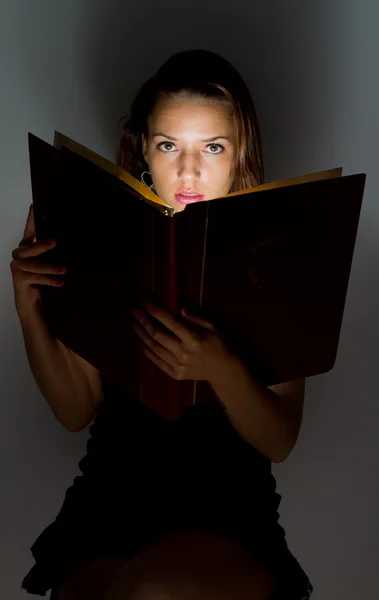 美しい少女は本を読んで. — ストック写真