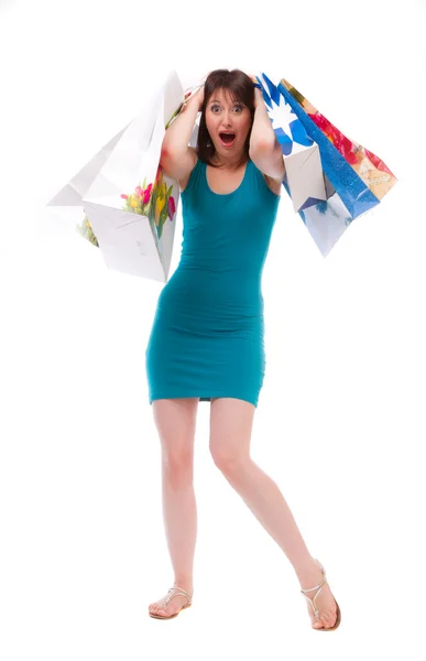 Menina bonita nos sacos azuis para os compradores em um fundo branco . — Fotografia de Stock
