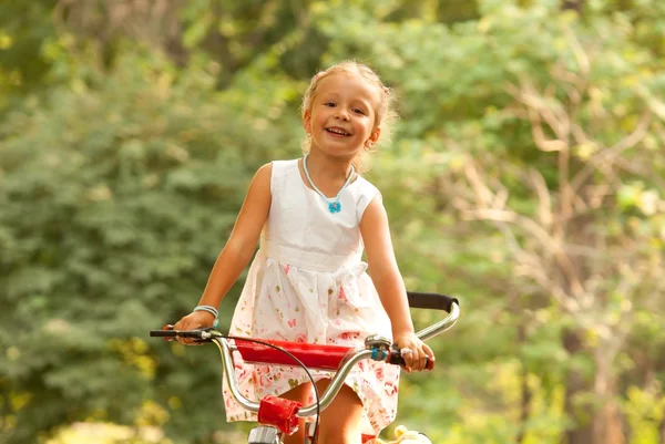 Kleines Mädchen auf dem Fahrrad. — Stockfoto