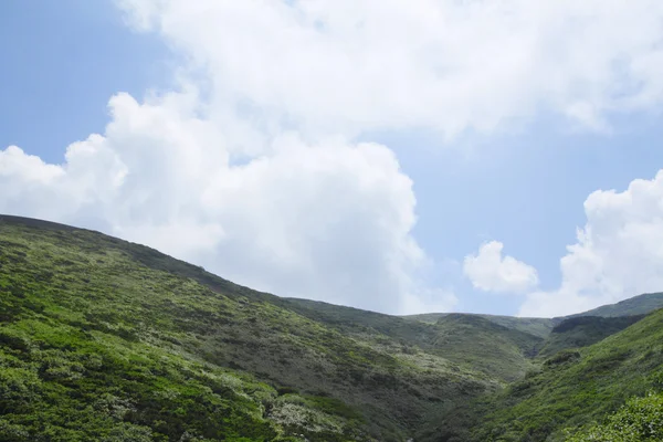 Акита-Комагатаки и голубое небо — стоковое фото
