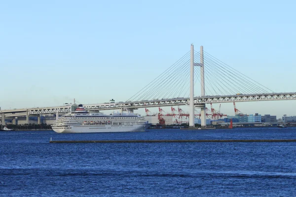Cruise ship och yokohama baybridge — Stockfoto