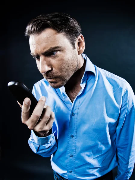 Πορτρέτο άνθρωπος θυμωμένος κοιτάζοντας το τηλέφωνο τηλέφωνο smartphone — Φωτογραφία Αρχείου