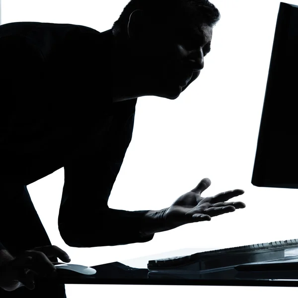 Bilgi işlem bilgisayar kızgın bir iş adamı siluet sıktı — Stok fotoğraf