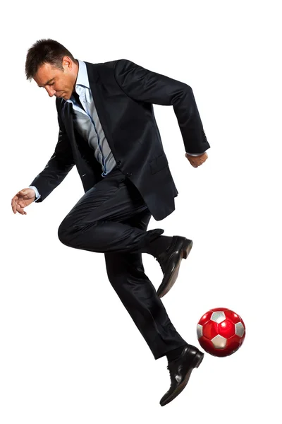 Ένα επιχειρησιακό άτομο που παίζει juggling μπάλα ποδοσφαίρου — Φωτογραφία Αρχείου
