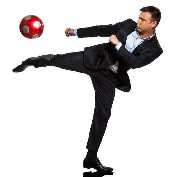 Un hombre de negocios jugando pelota de fútbol patadas — Foto de Stock