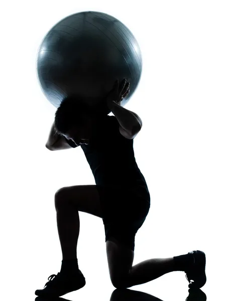 Mann trainiert mit Fitnessball — Stockfoto