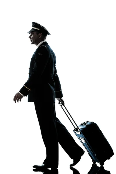 Mannen i airline pilot enhetlig silhuett promenader — Stockfoto