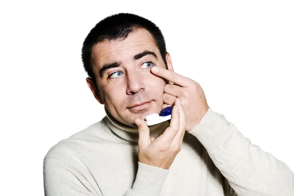 Человек вставляет контактную линзу в глаз — стоковое фото