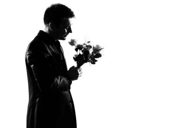 Άνθρωπος σιλουέτα που προσφέρει λουλούδια — Φωτογραφία Αρχείου