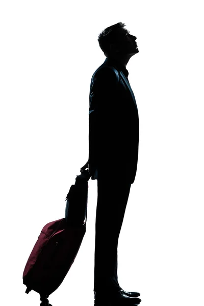 Silhouette uomo viaggiatore d'affari in attesa guardando in alto — Foto Stock