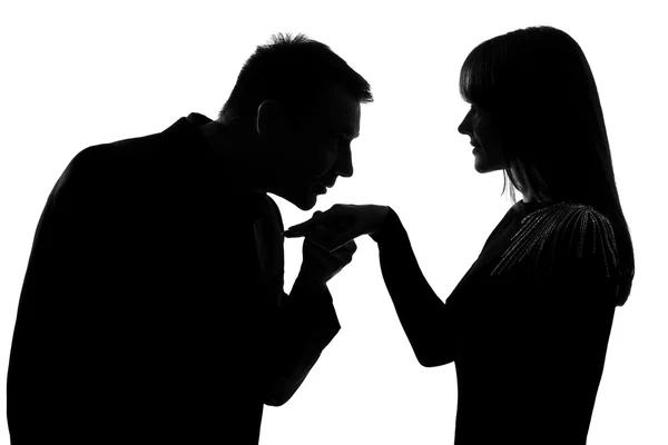Ein Paar Mann küsst Hand Frau — Stockfoto
